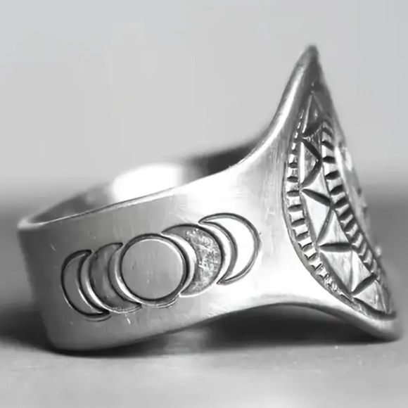 3/$20 Vintage Signet Ring Silver Plated Moon Carving - Stay Wild Moon Child - Picture 3 of 7